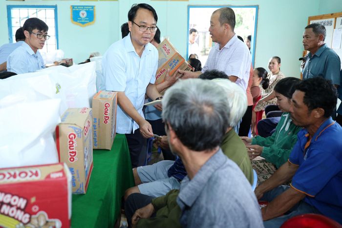 Phó Bí thư Thường trực Tỉnh ủy Lâm Đồng Đặng Hồng Sỹ tặng quà, hỗ trợ các hộ dân có hoàn cảnh khó khăn bị ảnh hưởng bởi ngập lụt