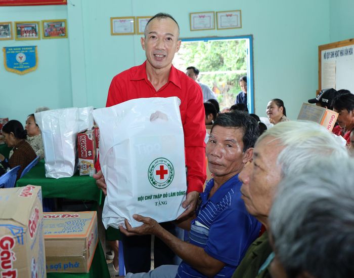 Phó Chủ tịch Hội Chữ thập đỏ tỉnh Lâm Đồng Nguyễn Thành Công tặng quà, hỗ trợ các hộ dân có hoàn cảnh khó khăn bị ảnh hưởng bởi ngập lụt