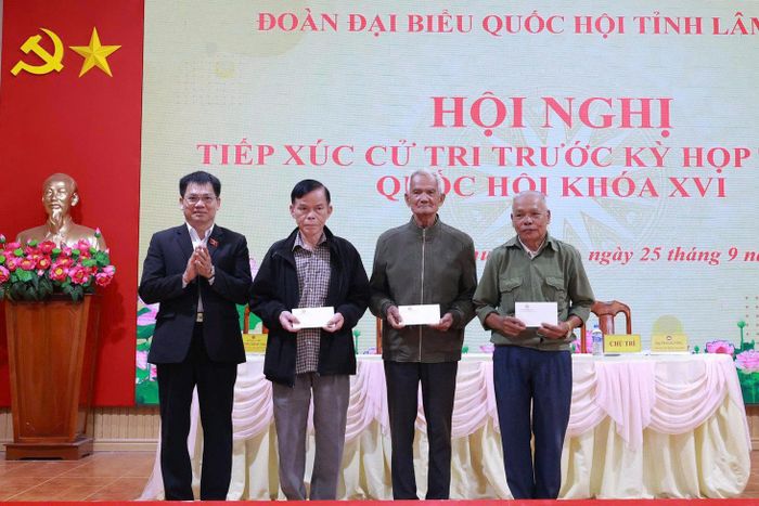 ĐBQH tỉnh Lâm Đồng tặng quà cho gia đình chính sách, thương binh ở xã Thuận Hạnh