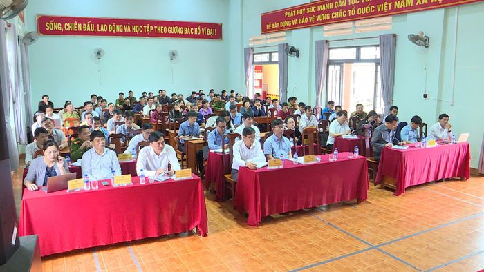 Đại diện các sở, ngành, địa phương và cử tri xã Thuận Hạnh tham gia buổi tiếp xúc cử tri