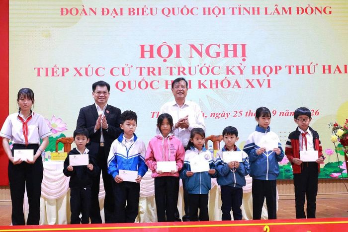 Đoàn ĐBQH tỉnh Lâm Đồng tặng quà cho học sinh vượt khó đạt thành tích tốt trong học tập