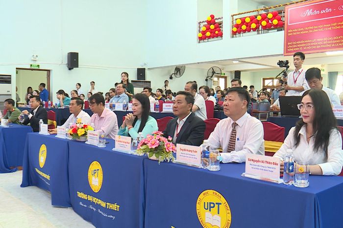 Các đại biểu tham dự chương trình. (Ảnh: Hoàng Minh)
