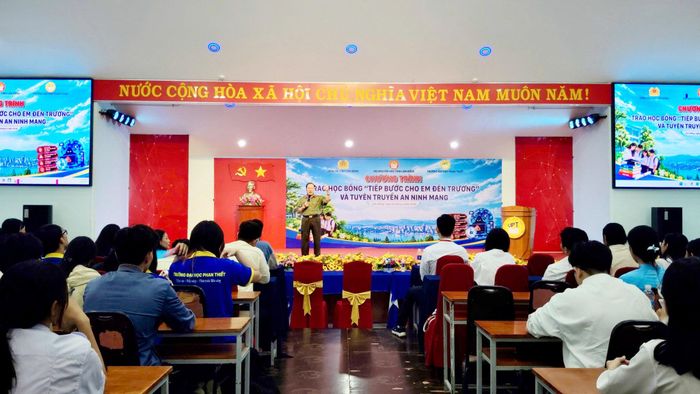 Sinh viên được tuyên truyền, trang bị kiến thức phòng tránh lừa đảo trên không gian mạng. (Ảnh: Hoàng Minh)