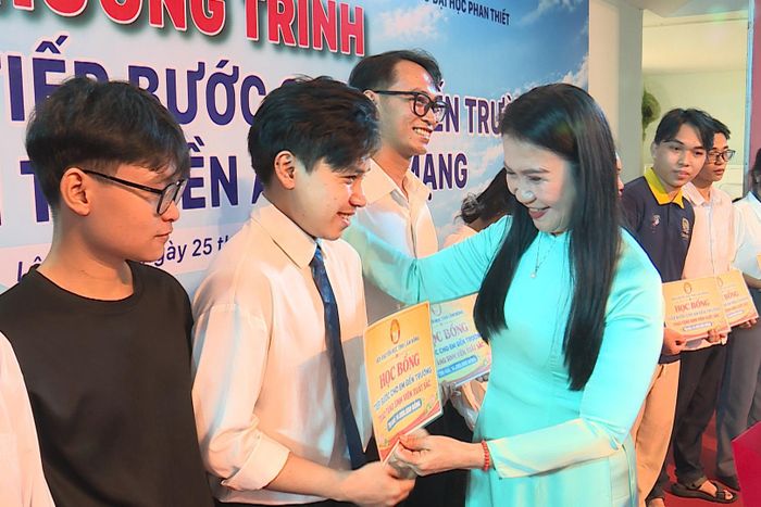 Chủ tịch Hội Khuyến học tỉnh Lâm Đồng Tôn Thị Ngọc Hạnh trao học bổng cho sinh viên có hoàn cảnh khó khăn