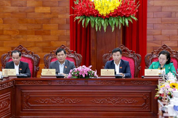 Các đồng chí chủ trì phiên giải trình