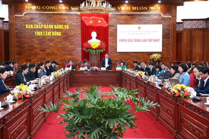 Quang cảnh phiên giải trình