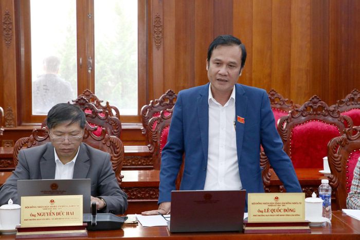 Đại biểu Lê Quốc Đông, Phó Ban Pháp chế, HĐND tỉnh đặt vấn đề về việc giải quyết các vướng mắc trong công tác cán bộ ở cấp xã hiện nay