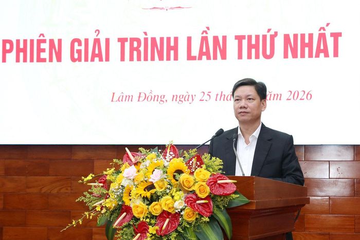 Đồng chí Đỗ Văn Chung, Tỉnh ủy viên, Giám đốc Sở Nội vụ báo cáo tại phiên giải trình