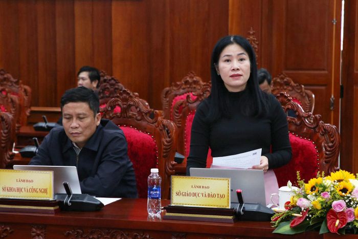 Đồng chí Lê Thị Bích Liên, Tỉnh ủy viên, Giám đốc Sở Giáo dục và Đào tạo báo cáo về số lượng biên chế trong ngành Giáo dục