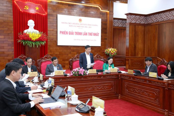 Đồng chí Lưu Văn Trung, Phó Bí thư Tỉnh ủy, Chủ tịch HĐND tỉnh Lâm Đồng điều hành phiên giải trình