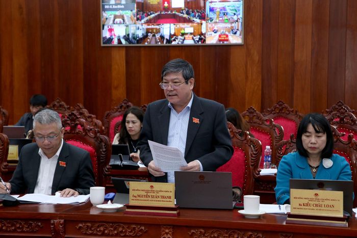 Đại biểu Nguyễn Xuân Thanh, Phó Trưởng Ban Kinh tế - Ngân sách, HĐND tỉnh nêu ý kiến về những khó khăn, vướng mắc trong quá trình cấp giấy chứng nhận quyền sử dụng đất cho người dân
