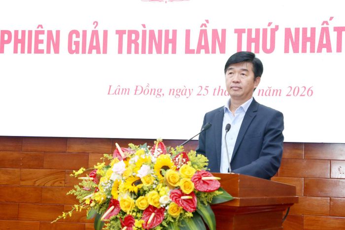 Đồng chí Phan Nguyễn Hoàng Tân, Tỉnh ủy viên, Giám đốc Sở Nông nghiệp và Môi trường báo cáo tại phiên giải trình