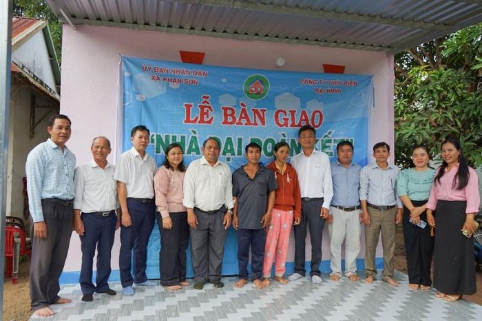 Bàn giao nhà Đại đoàn kết cho hộ gia đình K’Đặc