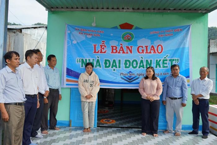 Bà Nguyễn Thụy Phú, Phó Chủ tịch UBND xã phát biểu tại buổi lễ