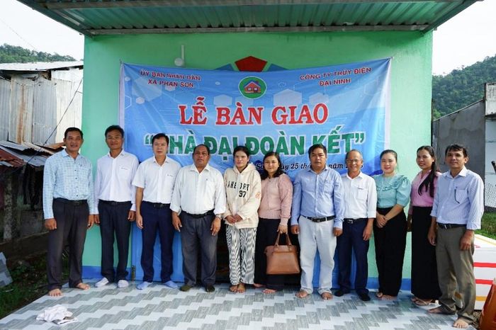 Bàn giao nhà Đại đoàn kết cho hộ gia đình Trần Thị Đương