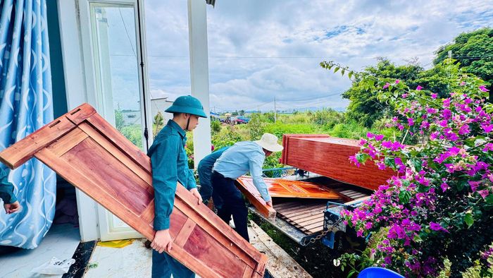 Lực lượng dân quân địa phương hỗ trợ các gia đình tháo dỡ công trình, vận chuyển vật kiến trúc đến nơi ở mới