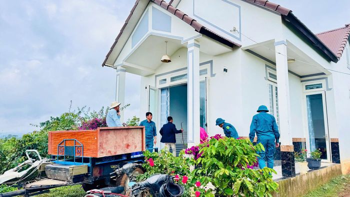 Lực lượng dân quân địa phương hỗ trợ các gia đình tháo dỡ công trình, vận chuyển vật kiến trúc đến nơi ở mới