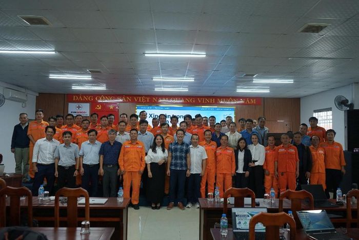 Lớp học chụp ảnh lưu niệm cùng giảng viên