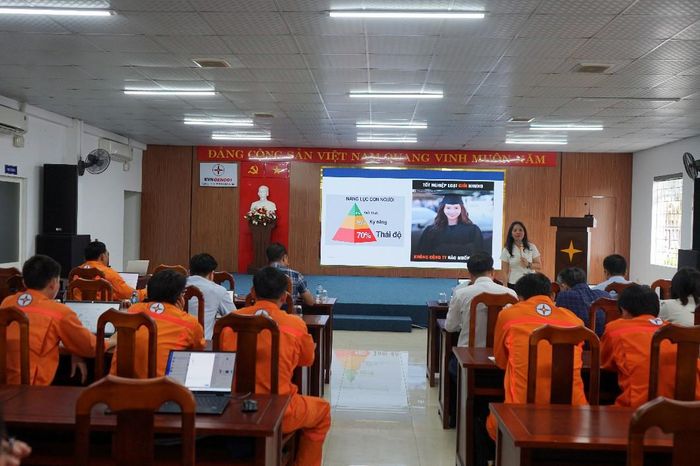 TS Lê Thị Thu Phượng truyền đạt các chuyên đề cho CBCNV Công ty