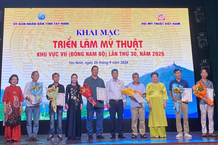 Các tác giả xuất sắc đạt giải thưởng chụp hình lưu niệm cùng các đại biểu