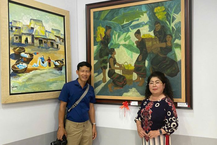 Họa sĩ Nguyễn Văn Hoàn cùng lãnh đạo Hội VHNT Lâm Đồng trong không gian triển lãm tác phẩm đạt giải