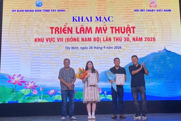 Tác giả Nguyễn Trần Uyển Nhi (thứ 2 từ trái) nhận giải Nghệ sĩ tạo hình triển vọng