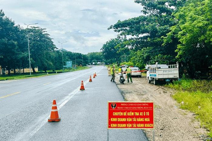 Trạm Cảnh sát giao thông Hàm Tân lập chốt kiểm tra xe kinh doanh vận tải