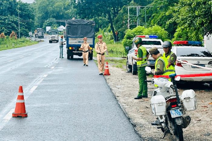 Lực lượng CSGT kiểm tra các phương tiện kinh doanh vận tải