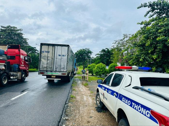 Lực lượng CSGT kiểm tra phương tiện kinh doanh vận tải trên tuyến Quốc lộ 1A