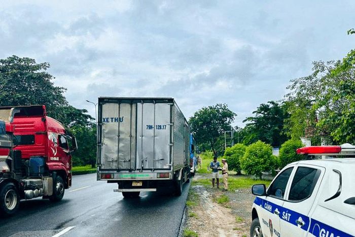 Lực lượng CSGT kiểm tra phương tiện kinh doanh vận tải trên tuyến Quốc lộ 1A