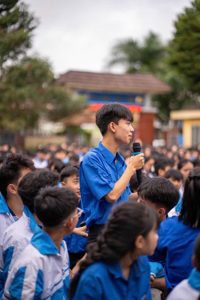 Học sinh tham gia trả lời các câu hỏi tình huống