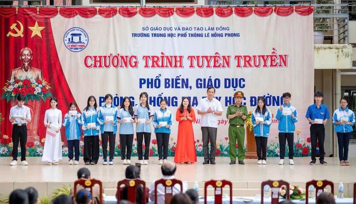 Ban tổ chức tặng quà cho học sinh trả lời đúng câu hỏi