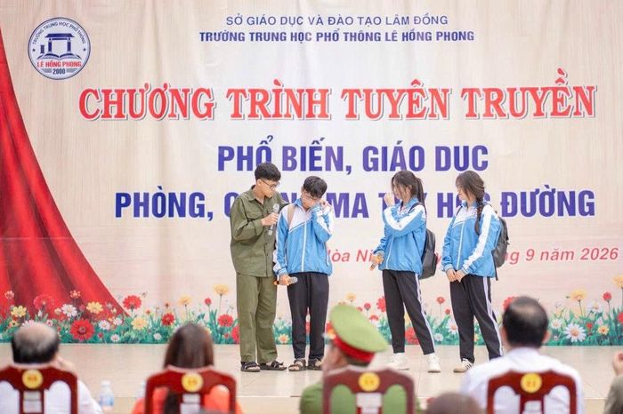 Tiểu phẩm “Lời mời gọi dưới vỏ bọc sành điệu” do học sinh lớp 10A4 thực hiện