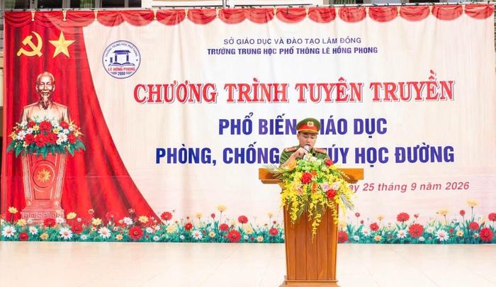 Thượng úy Phạm Văn Tuấn, Công an xã Hòa Ninh trực tiếp tuyên truyền