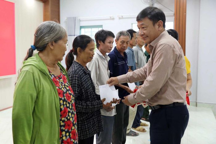 Phó Bí thư Tỉnh ủy Lâm Đồng Bùi Thắng trao quà hỗ trợ các hộ dân có hoàn cảnh khó khăn tại xã Cát Tiên 3 bị ảnh hưởng bởi lũ quét ngày 20/9