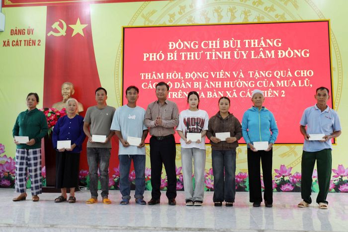 Phó Bí thư Tỉnh ủy Lâm Đồng Bùi Thắng trao quà hỗ trợ các hộ dân có hoàn cảnh khó khăn tại xã Cát Tiên 2 bị ảnh hưởng bởi lũ quét, ngập lụt cục bộ