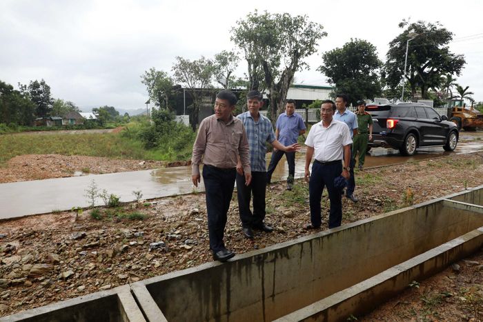Phó Bí thư Tỉnh ủy Lâm Đồng Bùi Thắng kiểm tra điểm ngập lụt trên địa bàn khu vực Cát Tiên