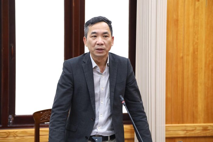 Phó Trưởng Ban Tuyên giáo Tỉnh ủy Lâm Đồng Hoàng Mạnh Thắng trao đổi về công tác tuyên truyền, định hướng công tác tìm kiếm, quy tập hài cốt liệt sĩ và xác định danh tính hài cốt liệt sĩ