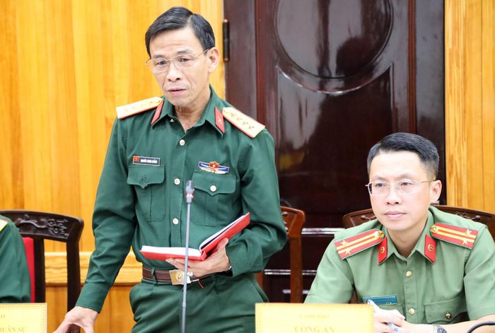 Đại tá Nguyễn Thanh Quảng, Phó Chính ủy Bộ Chỉ huy Quân sự tỉnh Lâm Đồng trao đổi về những vấn đề thực tiễn triển khai tìm kiếm, quy tập hài cốt liệt sĩ và xác định danh tính hài cốt liệt sĩ