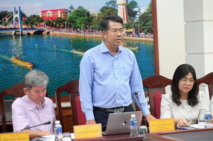 Ông Nguyễn Quốc Nam, Bí thư Đảng ủy phường La Gi có ý kiến tại cuộc họp