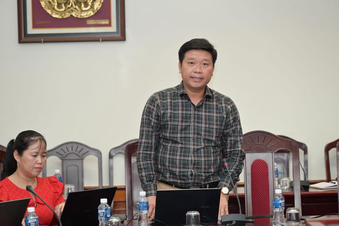 Ông Ngô Minh Công, đại diện đơn vị tư vấn báo cáo tại cuộc họp