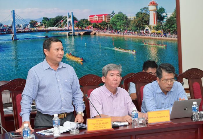 Bí thư Đảng ủy phường Phước Hội Tôn Thất Muộn góp ý tại cuộc họp