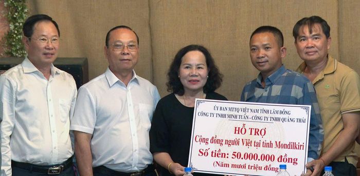 Đoàn công tác Ủy ban MTTQ Việt Nam tỉnh Lâm Đồng trao sinh kế đến Hội người Việt Nam - Campuchia tại tỉnh Mondulkiri, Vương quốc Campuchia
