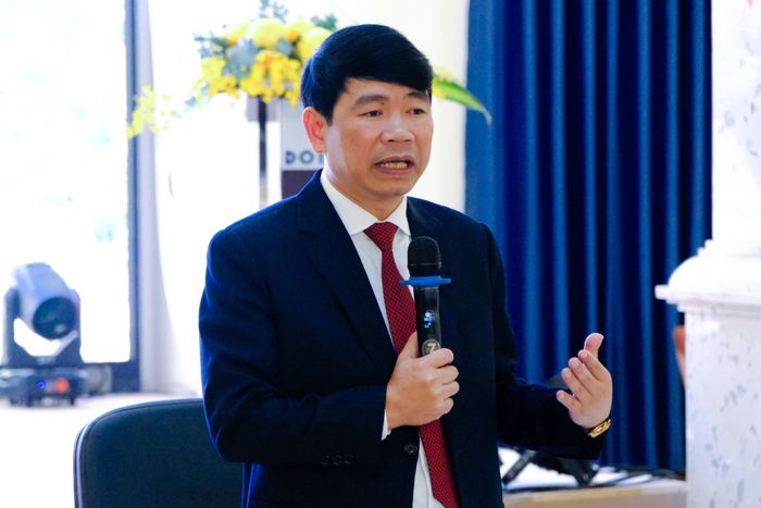 Ông Bùi Quốc Huân, Chủ tịch UBND xã Lạc Dương phát biểu, thông tin các vấn đề doanh nghiệp quan tâm trên địa bàn