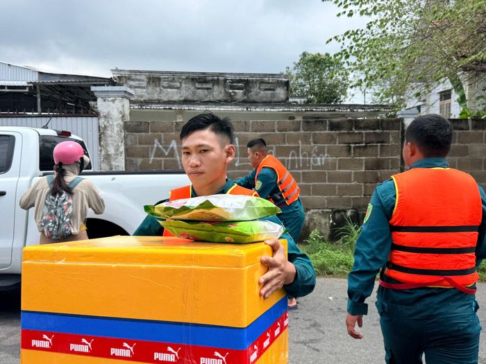 Chuyển cơm chia sẻ cùng với đồng bào bị ảnh hưởng bởi thiên tai