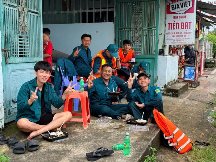 Bữa trưa vui vẻ cho các lực lượng trực chốt