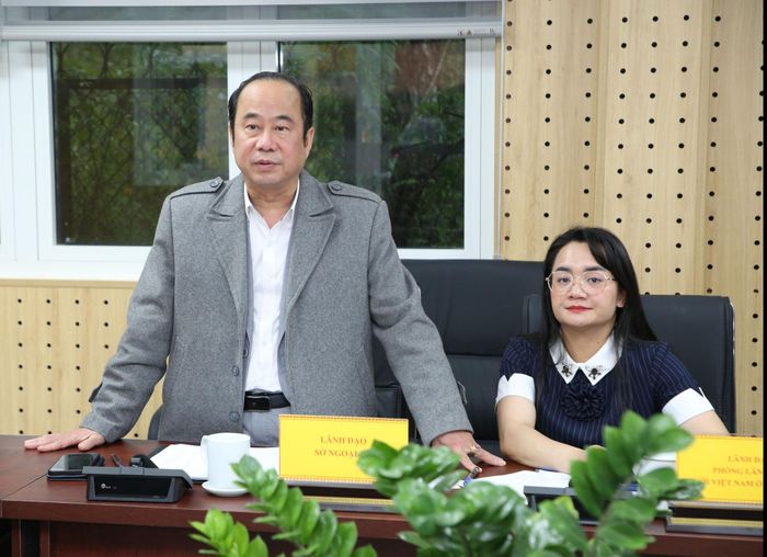 Đồng chí Trần Thanh Hoài, Phó Giám đốc Sở Ngoại vụ tỉnh Lâm Đồng phát biểu tại cuộc họp