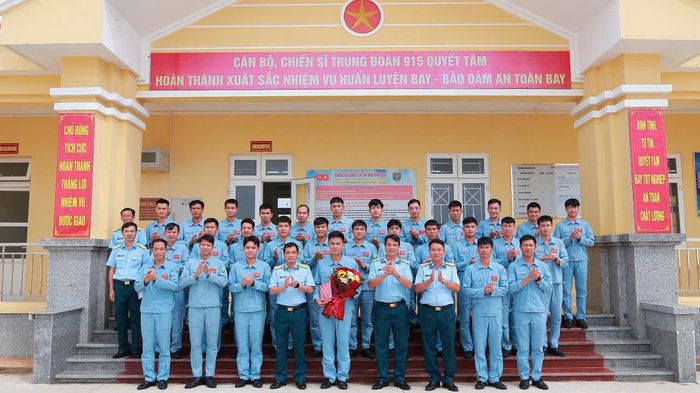 Lãnh đạo, chỉ huy Trường Sĩ quan Không quân và Trung đoàn 915 chụp ảnh lưu niệm với học viên hoàn thành tốt nhiệm vụ thi tốt nghiệp thực hành bay