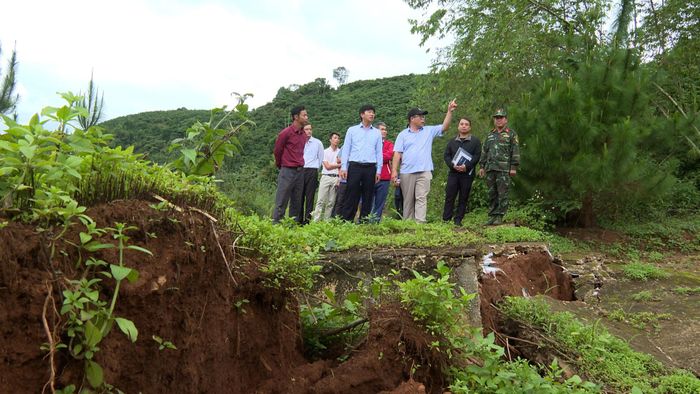 Phó Chủ tịch UBND tỉnh Lâm Đồng Nguyễn Ngọc Phúc (đội nón đen) cùng lãnh đạo sở, ngành và chính quyền địa phương đánh giá hiện trạng sụt lún ven hồ