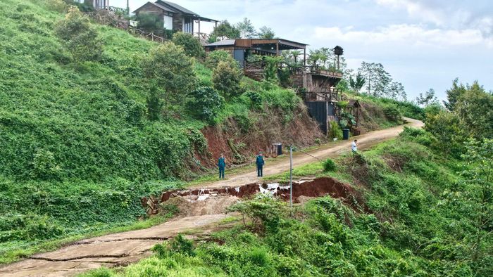 Đường bê tông dẫn vào khu homestay bị đứt gãy do sụt lún